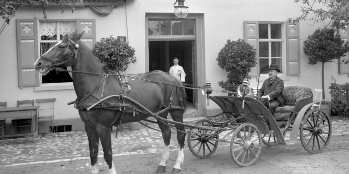 Kutsche vor Gaststätte in Jena-Löbstedt, Aufnahme von Gustav Kerp, 1909