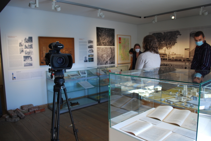 Blick in die Ausstellung Auferstanden aus Ruinen 