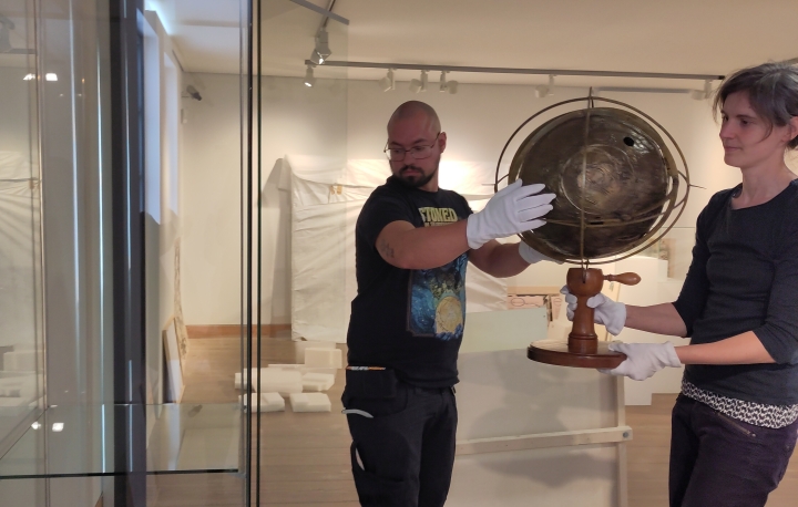 Cornelia Feldmann, Mitarbeiterin der Herzogin Anna Amalia Bibliothek, und Dominik Singer, Museumstechniker Stadtmuseum Jena, beim Einrichten des Himmelsglobus im Stadtmuseum Jena