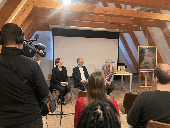 Dr. Conny Dietrich, wissenschaftliche Mitarbeiterin der Koordinierungsstelle Provenienzforschung im Museumsverband Thüringen, Prof. Dr. Timo Mappes, Vizepräsident Museumsverband Thüringen, Dr. Kristin Knebel, Leiterin der Städtischen Museen Jena