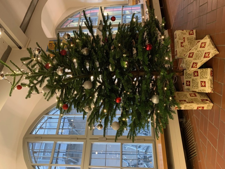 gemschmückter Weihnachtsbaum im Foyer des Stadtmuseums Jena 2022