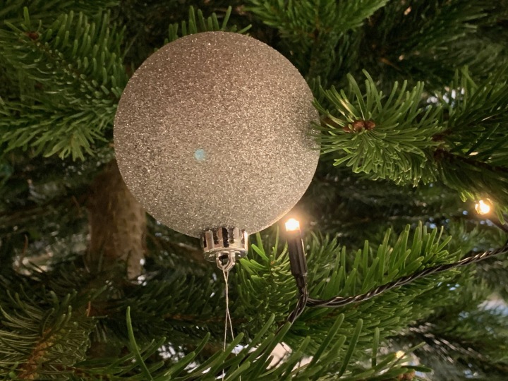 silberne Weihnachtsbaumkugel am Baum