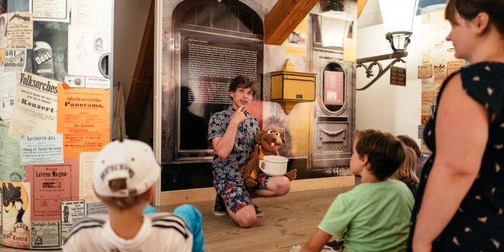 Kinderführung im Stadtmuseum, Christian Hill mit Museumsmaus in der Ausstellung Jenas Aufbruch in die Moderne  ©JenaKultur, C. Worsch