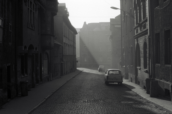 Blick in die Quergasse 1989 von Peter Eichler