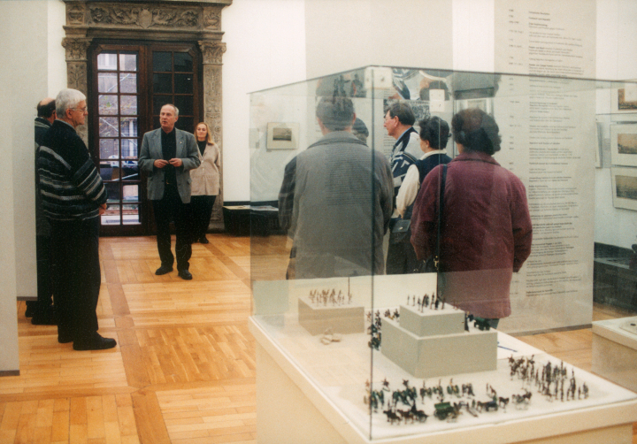 Günther Queisser bei einer Führung durch die Ausstellung „C’est la guerre. Napoleons Krieg in Thüringen“ in Weimar, kuratiert vom Stadtmuseum Jena, 1999. © C. Börner