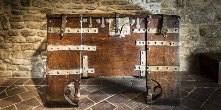 Stadtmuseum Jena - Exponat: Holztruhe in der Dauerausstellung zu Jena im Mittelalter im Keller des Museums  ©JenaKultur, A. Hub