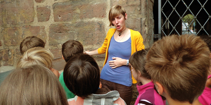 Stadtmuseum – Museumspädagogischer Stadtrundgang mit einer Schulgruppe am Rathaus  ©Stadtmuseum