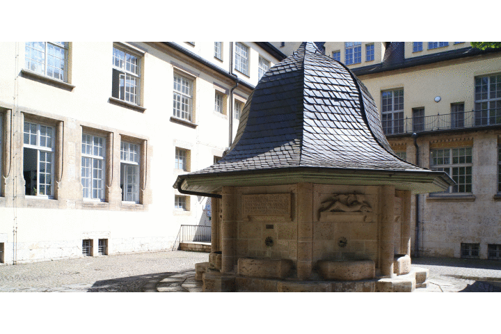 Brunnen im Hof der Universität. Foto: Frank Müller