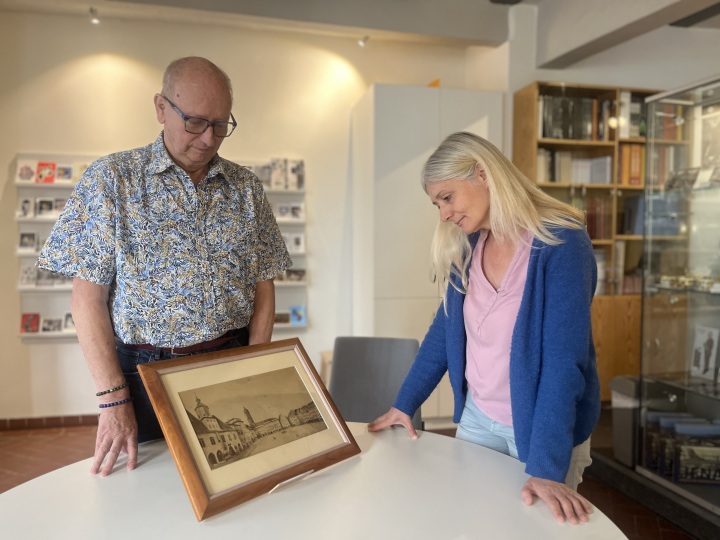 Prof. Dr. Irminfried Pfaff & Dr. Kristin Knebel mit der Fotografie von Carl Bräunlich / Städtische Museen Jena