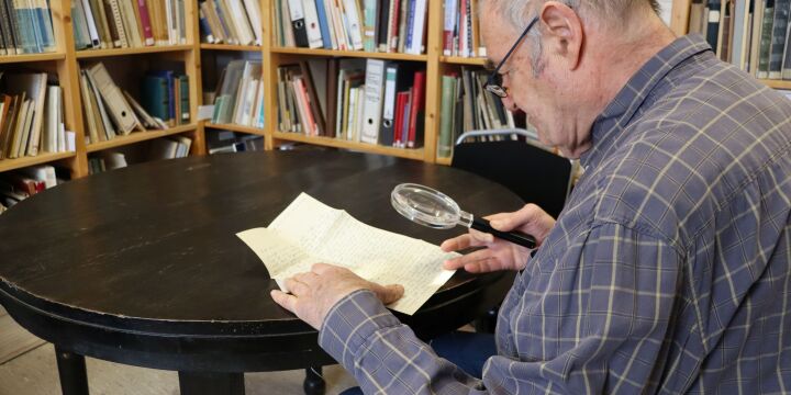 Achim Blankenburg, Ehrenamt im Stadtmuseum, beim Entziffern eines Briefs aus dem 19. Jahrhundert  &copy;Stadtmuseum Jena, J. Hahn