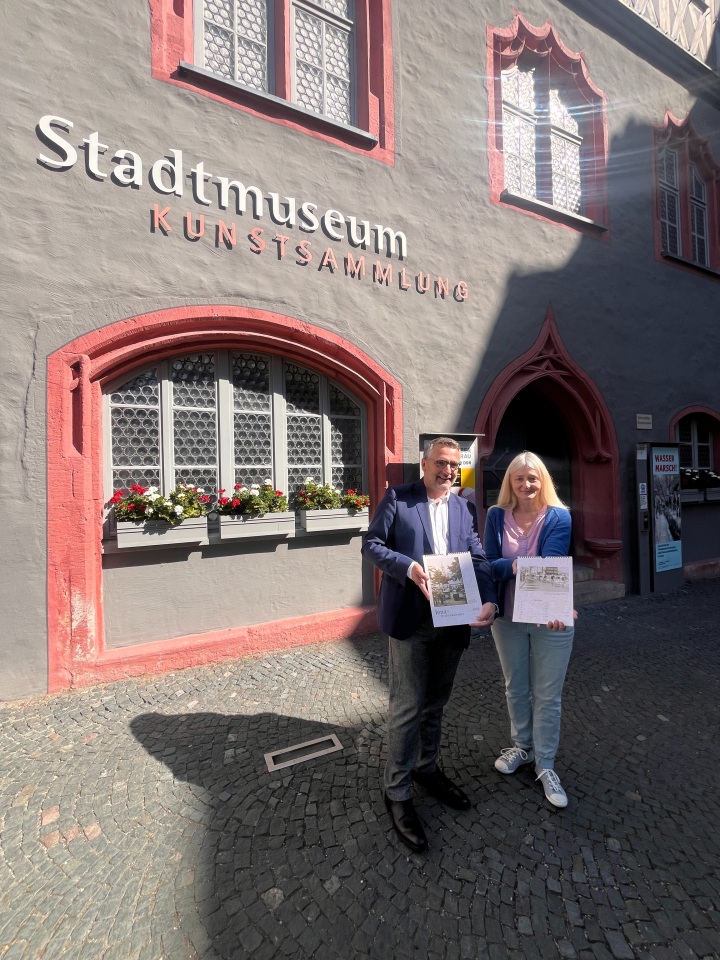 Vorstellung des Jenaer Wochenkalenders 2026 im Stadtmuseum „Göhre“: Frau Dr. Kerstin Knebel, Direktorin der Städtischen Museen Jena, und Gunnar Poschmann, Pressesprecher der jenawohnen GmbH.